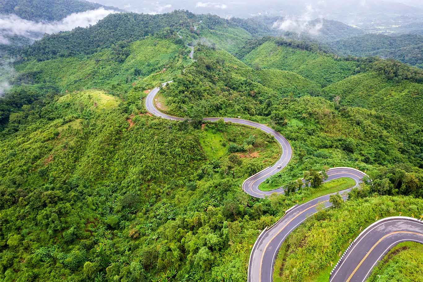 Une route sinueuse dans un paysage verdoyant