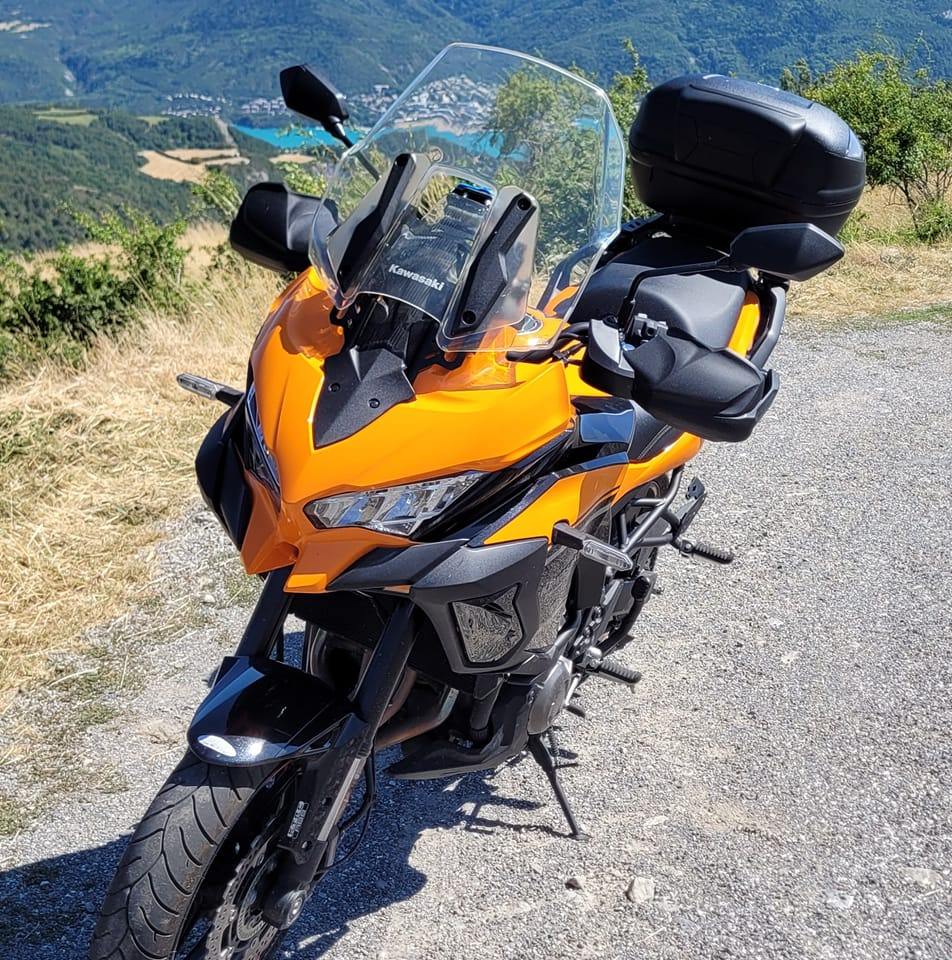 La Kawasaki Versys 1000 de Jérôme sur une route de montagne