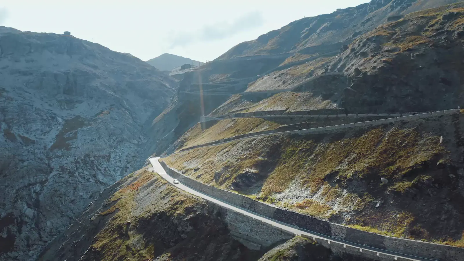 Les lacets du col du Stelvio dans la lumière du matin